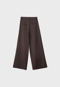 Bruine wijde broek met een zachte textuur, voorzien van een tailleband, twee achterzakken en subtiele naden aan de zijkanten.