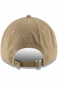 Gorra de béisbol de algodón marrón con correa ajustable, que presenta un cierre cosido y un pequeño parche de logo bordado en el lado.