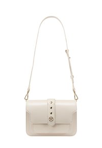 Borsa a spalla in finta pelle beige con chiusura a pattina, decorata con tre borchie a forma di cuore metalliche e un dettaglio del logo in tonalità oro.