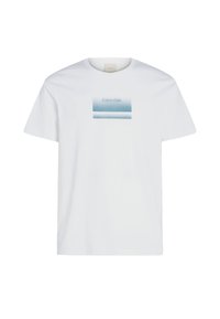 Camiseta de algodón blanca con un estampado gráfico en degradado azul con el texto "Calvin Klein" centrado sobre el patrón. Mangas cortas, cuello redondo.
