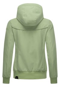 Gaiši zaļa jaka ar kapuci, ribotām piedurknēm un apakšmalu, kā arī gludu tekstūru. Mugura izceļas ar vienkāršu dizainu un šuvi akcentā.