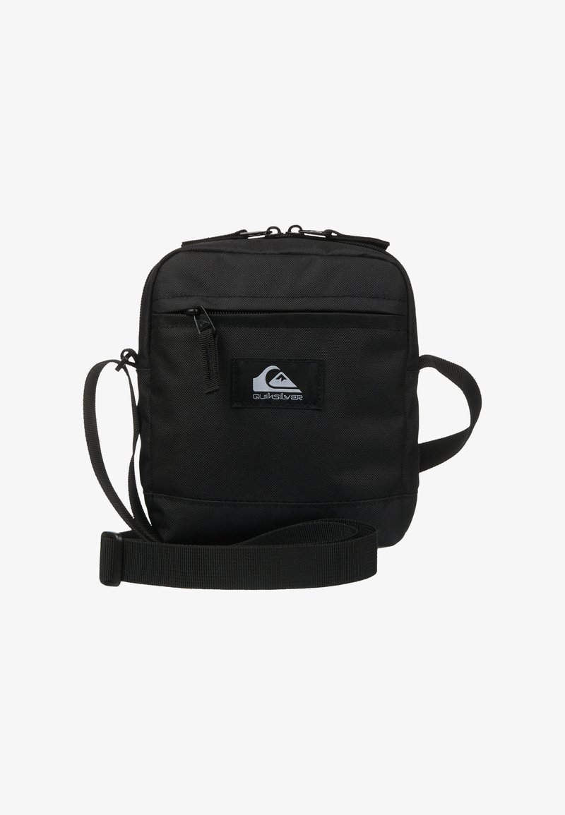 Borsa a tracolla nera realizzata in tessuto resistente, con una tasca anteriore con zip, tracolla regolabile e una patch con logo sulla parte frontale.