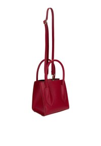 Rote Lederhandtasche mit zwei Griffen und einem abnehmbaren Tragriemen. Strukturierte Form, strukturierte Oberfläche und offenes Oberteil mit Innenfach.