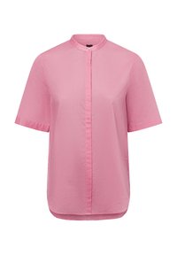Roze blouse met korte mouwen, een staande kraag en een verborgen knopenlijst aan de voorkant, gemaakt van lichtgewicht stof.