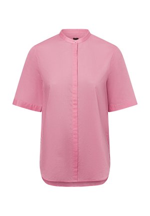 Roze blouse met korte mouwen, een staande kraag en een verborgen knopenlijst aan de voorkant, gemaakt van lichtgewicht stof.