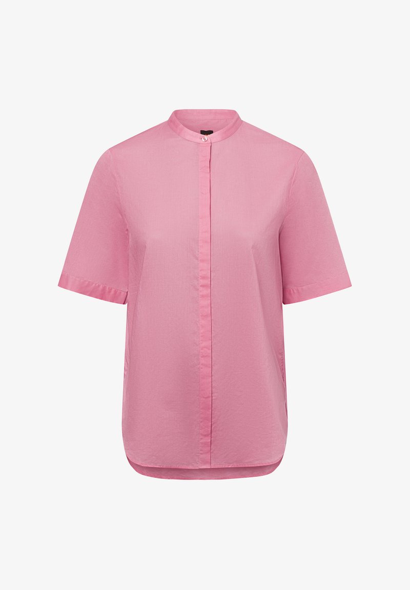 Roze blouse met korte mouwen, een staande kraag en een verborgen knopenlijst aan de voorkant, gemaakt van lichtgewicht stof.