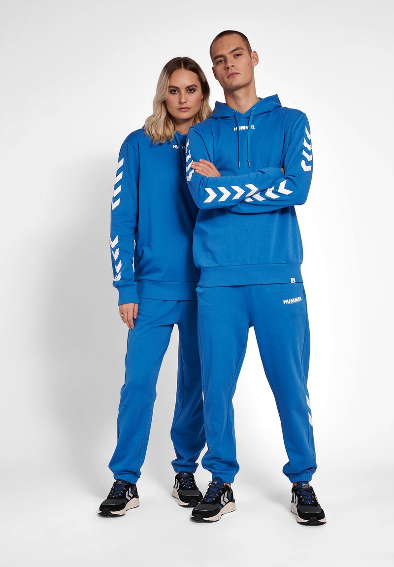 Herren Trainingsanzüge | Hummel LEGACY REGULAR PANTS UNISEX Jogginghose deep water/blau - LT97122 Herren Trainingsanzüge | Hummel LEGACY REGULAR PANTS UNISEX Jogginghose deep water/blau - LT97122