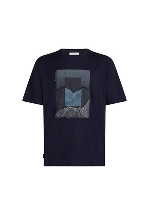 T-shirt bleu marine à manches courtes avec un motif géométrique de montagne et un carré abstrait en nuances de bleu et de gris sur le devant.