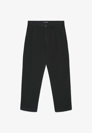 Pantaloni neri in cotone con vestibilità rilassata. Presentano una chiusura frontale con bottoni, due tasche laterali e dettagli pieghettati.