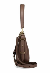 Borsa in pelle marrone con un design slim, dotata di accessori in oro, una lunga tracolla regolabile e dettagli di cucitura visibili.