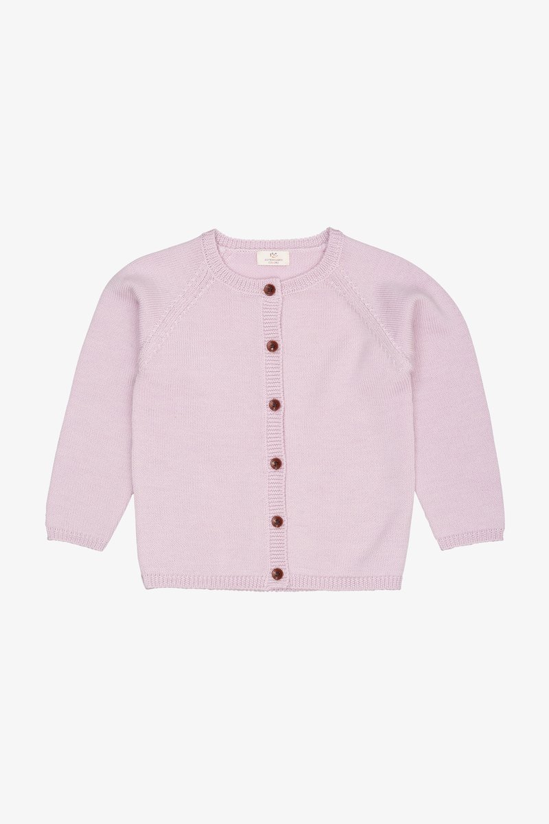 Cardigan lavorato a maglia rosa chiaro con maniche lunghe, scollatura rotonda e chiusura a bottoni con bottoni marroni. Tessuto morbido e orlo a coste.