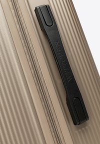 Valise beige texturée avec une poignée noire embossée "WITTCHEN" et une fermeture éclair visible sur le côté.