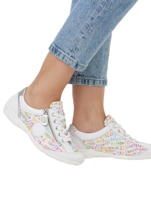 Baskets blanches avec des motifs de texte multicolores, des accents argentés et une fermeture éclair sur le côté. Bout arrondi et semelle en caoutchouc texturée.