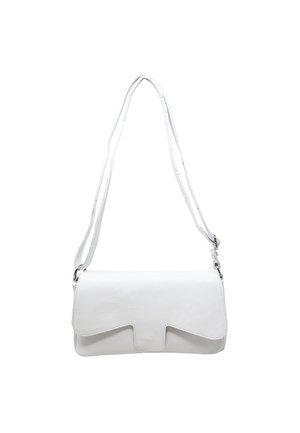 Borsa a tracolla bianca in pelle con pattina pieghevole, forma rettangolare e sottile tracolla regolabile. Texture liscia e design minimalista.