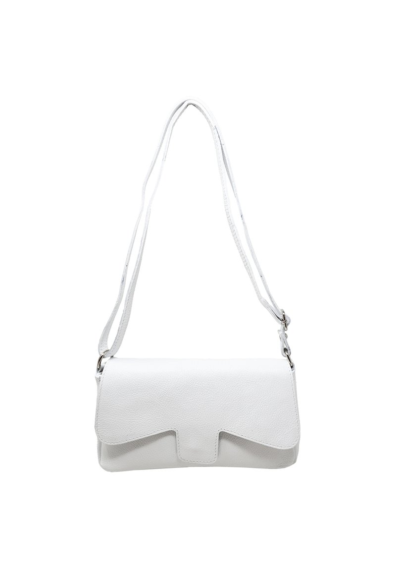 Biały skórzany worek na ramię z klapą, prostokątny kształt i cienki, regulowany pasek. Gładka faktura i minimalistyczny design.