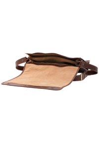 Borsa in pelle marrone con un esterno liscio, dotata di un interno in morbido suede e una tracolla regolabile; l'ampia apertura rivela due scomparti.