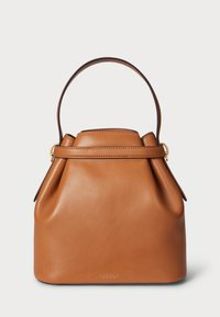 Skórzana torba w kolorze tan z wyraźnym kształtem, górnym uchwytem, złotymi akcentami i ściąganym otwarciem. Posiada subtelne logo z przodu.