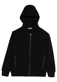 Sudadera con cremallera negra hecha de tela suave, con una gran capucha, dos bolsillos frontales con cremallera y un pequeño logo grabado en el pecho.