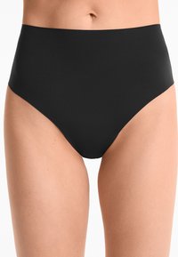 Hoge taille zwarte slip gemaakt van soepel materiaal, met een naadloos ontwerp, een ondoorzichtige textuur en zonder zichtbare naden.