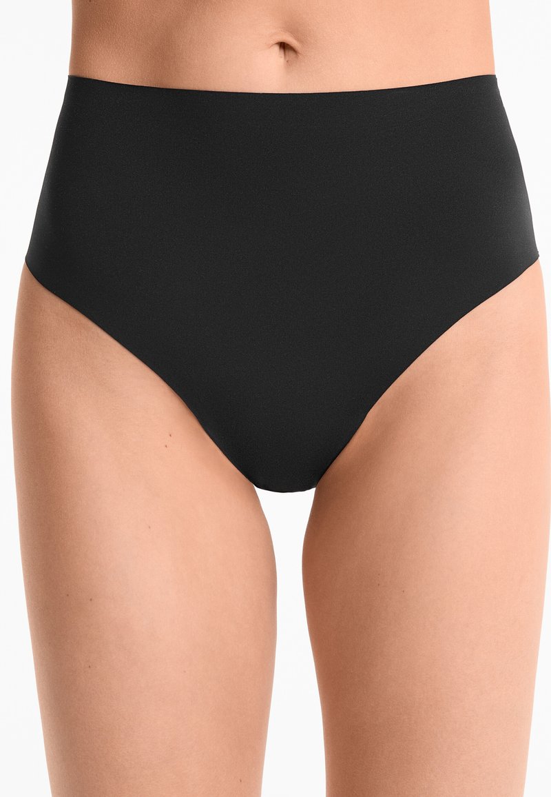 Hoge taille zwarte slip gemaakt van soepel materiaal, met een naadloos ontwerp, een ondoorzichtige textuur en zonder zichtbare naden.
