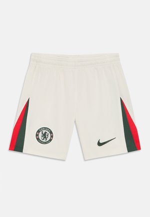 Fehér focinadrág piros és zöld oldalsávokkal. A jobb alsó részen Chelsea FC embléma és Nike logó található. Könnyű anyagból készült.