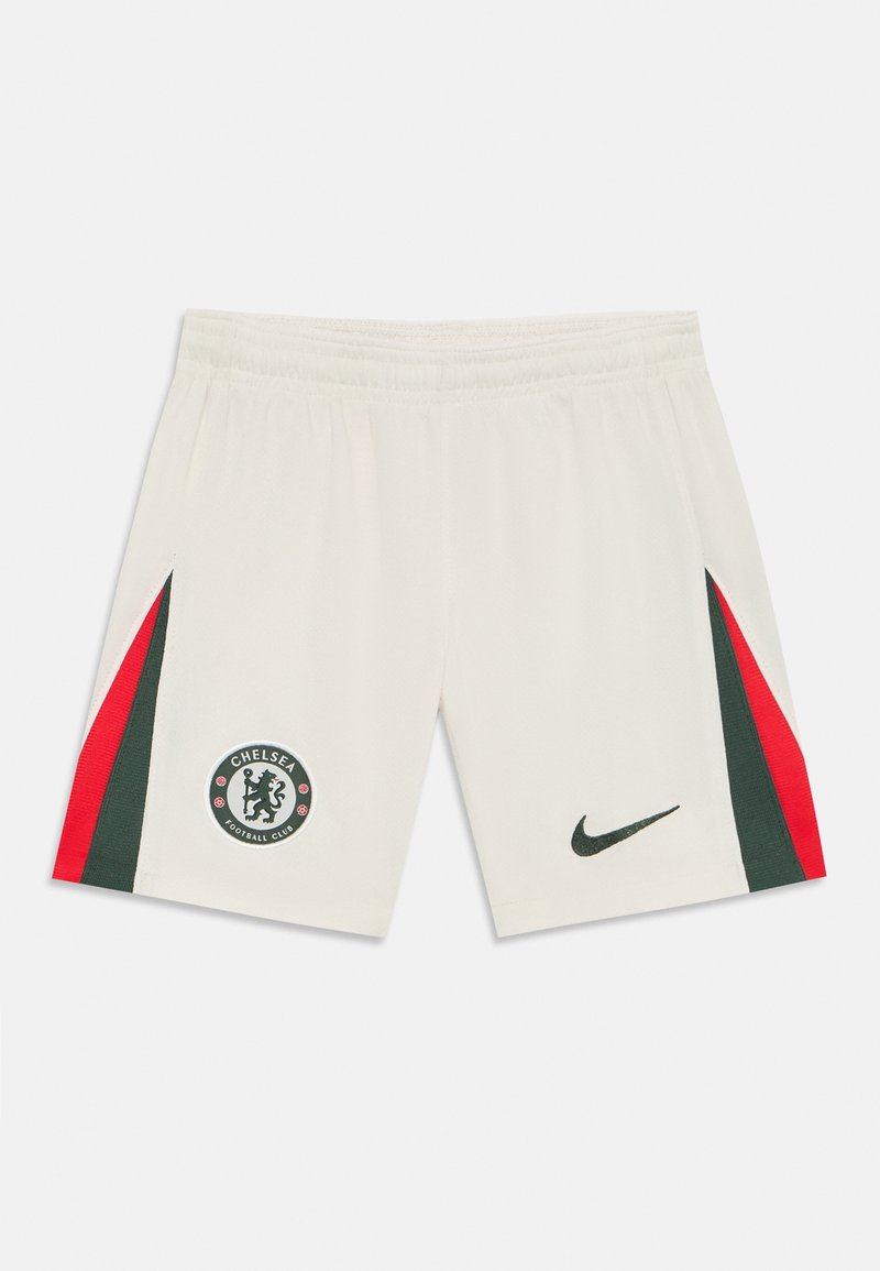 Biele futbalové šortky s červenými a zelenými bočnými pásmi. Obsahujú emblém Chelsea FC a logo Nike v dolnom pravom rohu. Vyrobené z ľahkého materiálu.