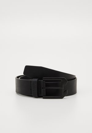 Zwarte leren riem met een gehamerd oppervlak, voorzien van een matte zwarte metalen gesp en een taps toelopend einde voor een verstelbare pasvorm.