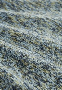 Tessuto lavorato a maglia con un motivo testurizzato in tonalità di blu, grigio e giallo, con righe alternate di diversa spessore.