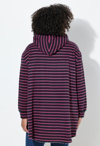 Hoodie in marineblauw met roze horizontale strepen, voorzien van lange mouwen en een comfortabele pasvorm. Zachte stof met een afgeronde zoom.