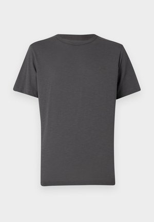 Sötét szürke, kerek nyakú póló, rövid ujjú, puha anyagból készült. Az elején egy diszkrét logó található, sima textúrával és minimális varratokkal.