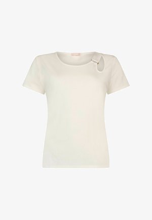 T-shirt blanc à manches courtes avec un col rond et une découpe distinctive à l'épaule ornée d'un petit détail en or. Texture lisse.