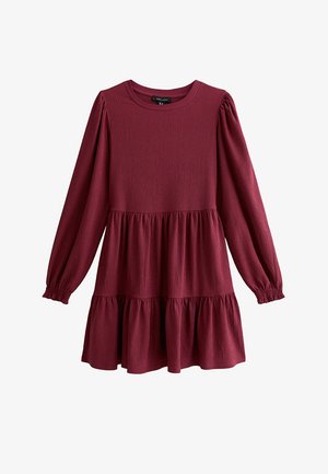 Vestido de manga larga color burdeos con textura acanalada, escote redondo y falda de volantes. Presenta mangas fruncidas y un ajuste relajado.