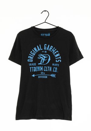 Czarna koszulka z krótkim rękawem na czarnym wieszaku z niebieskim napisem "Original Garments", "TTDenim CLTH. Co." oraz graficzną strzałką z przodu.