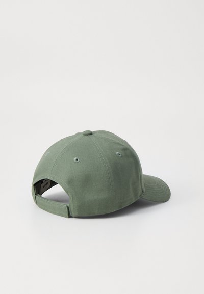 Cappellino di cotone verde con visiera curva, fascia regolabile sul retro e fori di ventilazione. Tessuto liscio con dettagli minimi.