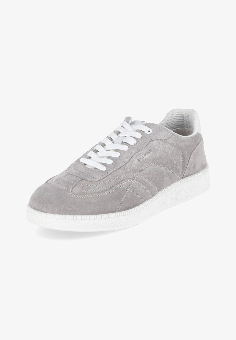 Sneaker in camoscio grigio con lacci e suola bianchi, con motivi cuciti e il nome del marchio "Bullboxer" sul lato.
