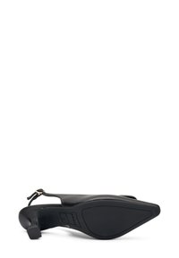 Scarpa nera in pelle con tacco, punta appuntita, schiena aperta e cinturino alla caviglia. Presenta una suola testurizzata e un tacco basso per supporto.