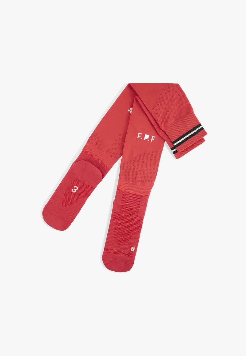 Røde kompressionsstrømper med strukturerede mønstre, forstærkede tåspidser og en sortstribet kant. Har trykte størrelser og mærkeinitialer.