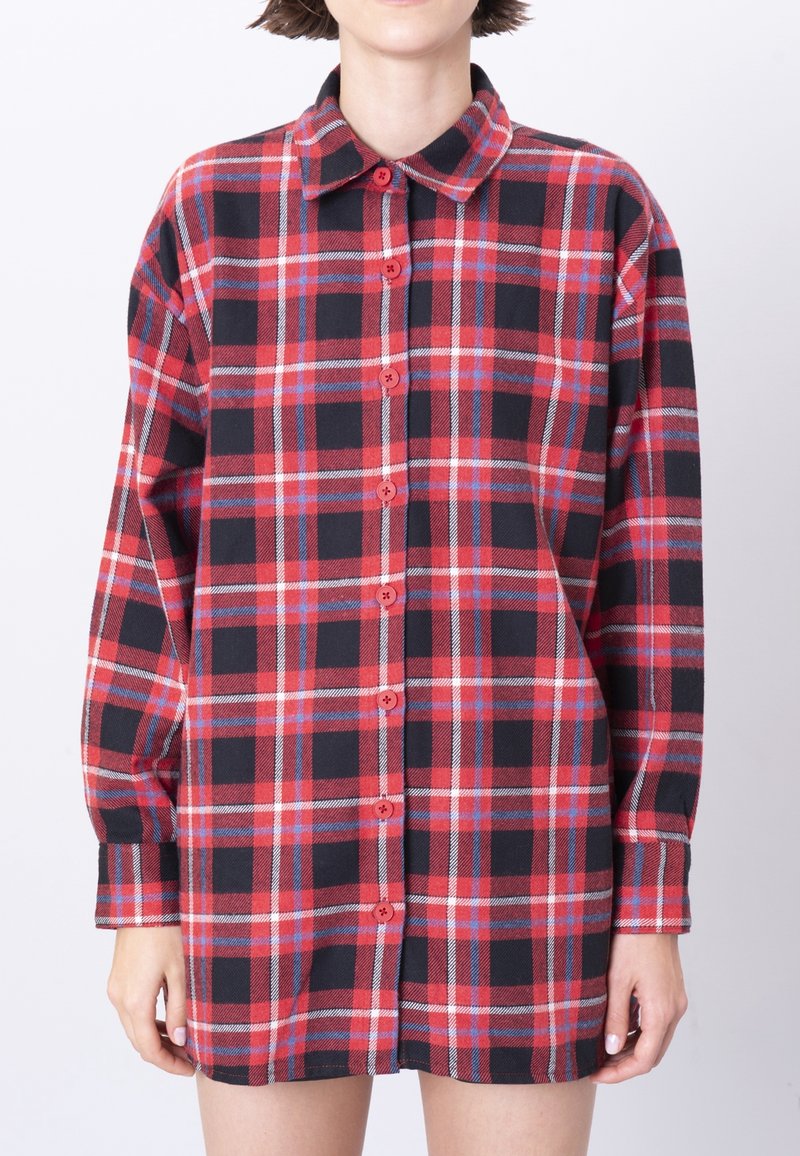 Rød og sort ternet skjorte med lange ærmer og krave. Har røde knapper og en blød, vævet tekstur.