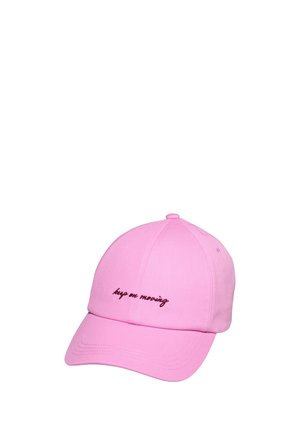 Roze baseballpet met gebogen klep en geborduurde donkere tekst aan de voorkant met de tekst "keep on moving" tegen een witte achtergrond.