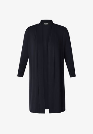 Lange zwarte cardigan van zacht materiaal. Heeft een open voorkant, driekwartmouwen en geen zichtbare hardware of patronen. Eenvoudig ontwerp.