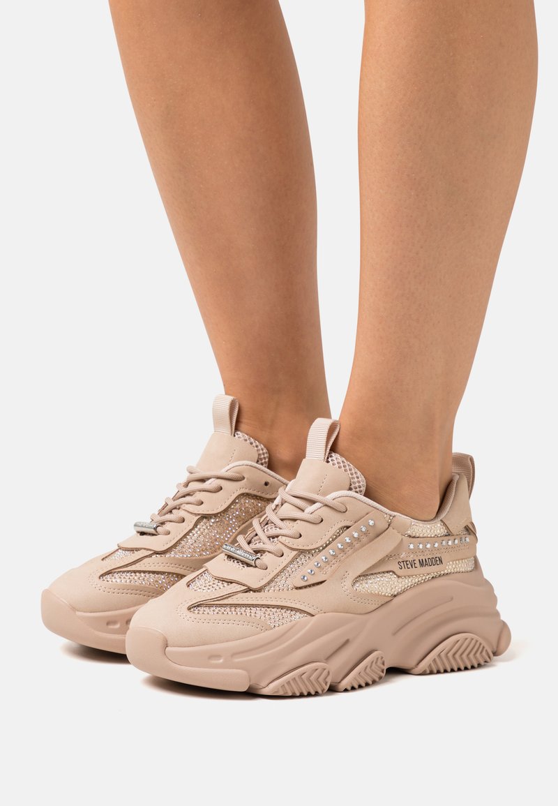 Baskets chunky beige avec des accents en mesh et en strass, dotées d'une semelle en caoutchouc épaisse, d'un bout arrondi et d'un design à lacets.
