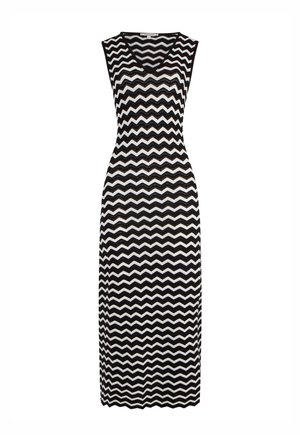 Vestido sin mangas en blanco y negro que presenta un patrón de zigzag, con un diseño de escote en V y una silueta ajustada, hecho de una tela texturizada.