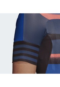 Sportovní tričko s krátkým rukávem v odstínech modré a černé, se pruhovanými akcenty na rukávu a texturovaným povrchem.