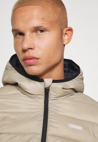 Jack & Jones JJVINCENT PUFFER HOOD - Casaco leve - crockery