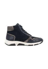 Basket haute en daim bleu marine et cuir avec des accents gris, dotée d'une semelle blanche et de détails en caoutchouc noir, avec un système de laçage.