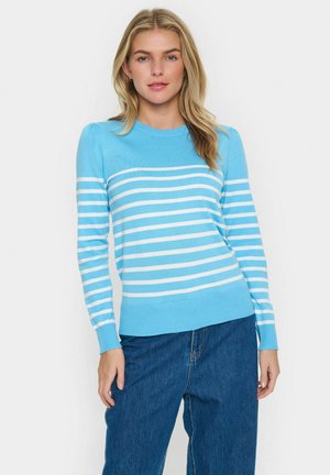 Pull bleu clair avec des rayures blanches horizontales, col et ourlet côtelés, coupe ample, et manches longues. À associer avec un pantalon en denim taille haute.