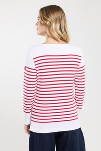 Chemise à manches longues blanche avec des rayures horizontales rouges, dotée d'un col bateau et d'une étiquette sur la manche gauche. Matériau doux et léger.