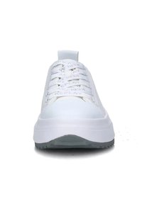 Sneaker bianche con una tomaia sintetica liscia, chiusura con lacci, linguetta stampata con logo e una spessa suola in gomma con presa strutturata.