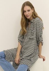 Kaffe KAHILDUR - Blusenkleid - green   chalk graphic print