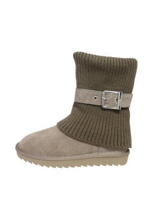 Stivaletti alla caviglia in camoscio color cuoio con polsino lavorato a maglia verde oliva testurizzato, dotati di una cinghia decorativa con fibbia argento e suola scanalata.